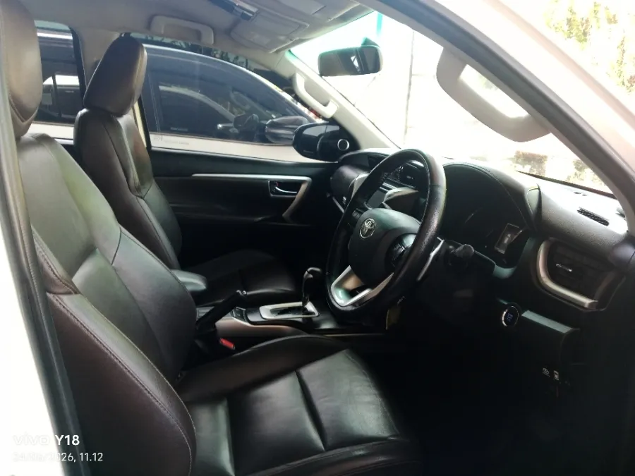 Foto Mobil Bekas Kabin Depan Toyota Fortuner 2.4 4X2 VRZ TRD tahun 2019