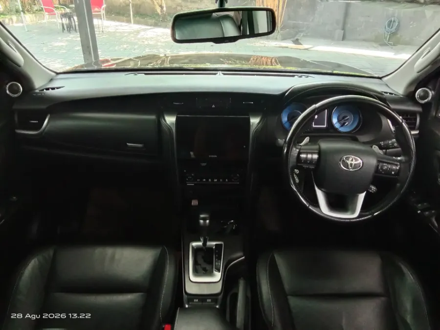Foto Mobil Bekas Dashboard Toyota Fortuner 2.4 4X2 VRZ TRD tahun 2020