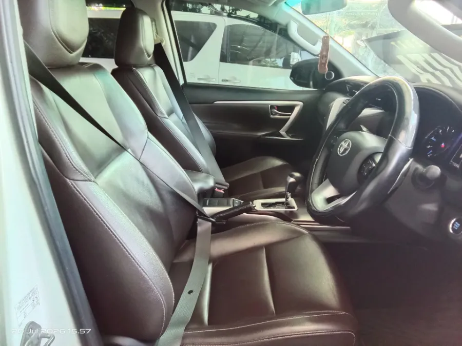 Foto Mobil Bekas Kabin Depan Toyota Fortuner 2.4 4X2 VRZ TRD tahun 2020