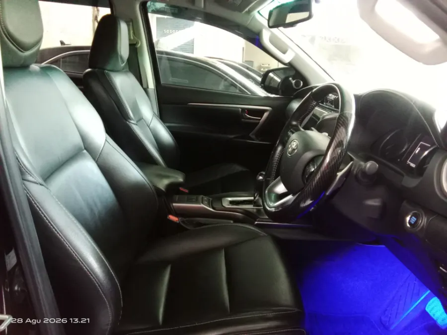 Foto Mobil Bekas Kabin Depan Toyota Fortuner 2.4 4X2 VRZ TRD tahun 2020