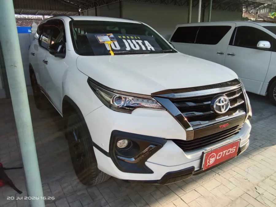 Foto Mobil Bekas Kanan Depan Toyota Fortuner 2.4 4X2 VRZ TRD tahun 2020