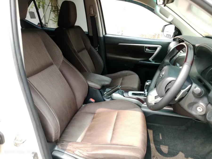 Foto Mobil Bekas Kabin Depan Toyota Fortuner 2.4 G tahun 2018