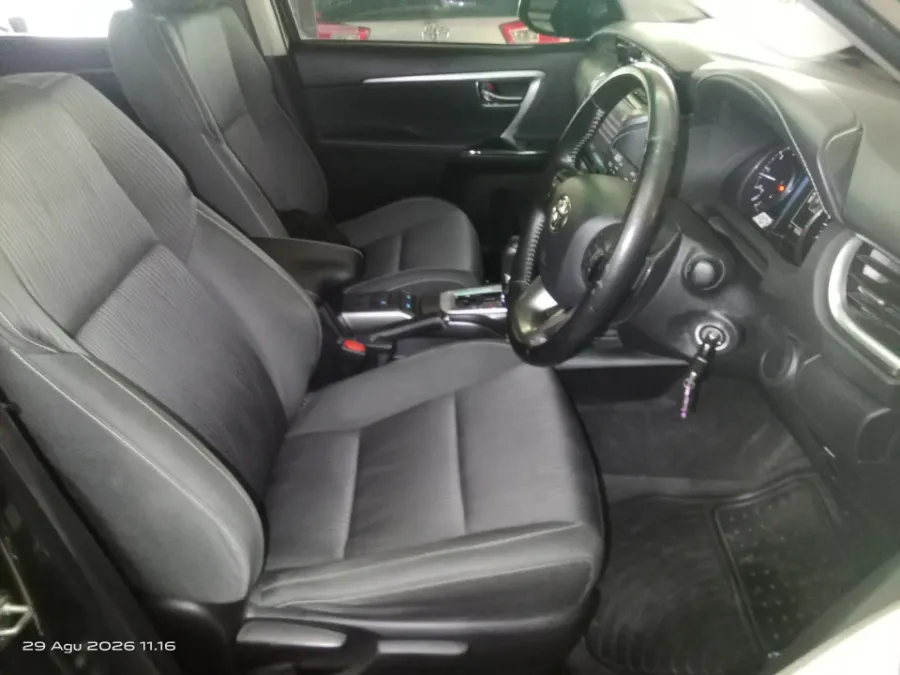 Foto Mobil Bekas Kabin Depan Toyota Fortuner 2.4 G tahun 2022