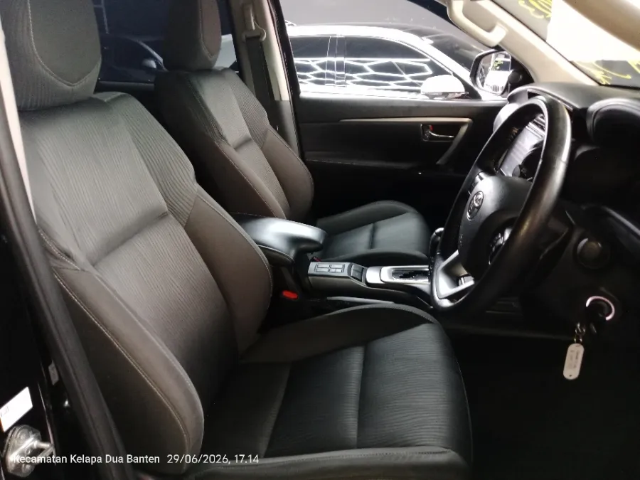 Foto Mobil Bekas Kabin Depan Toyota Fortuner 2.4 G tahun 2023