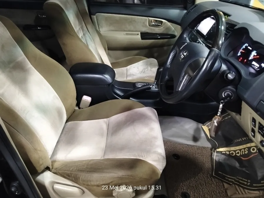 Foto Mobil Bekas Kabin Depan Toyota Fortuner 2.5 G tahun 2014