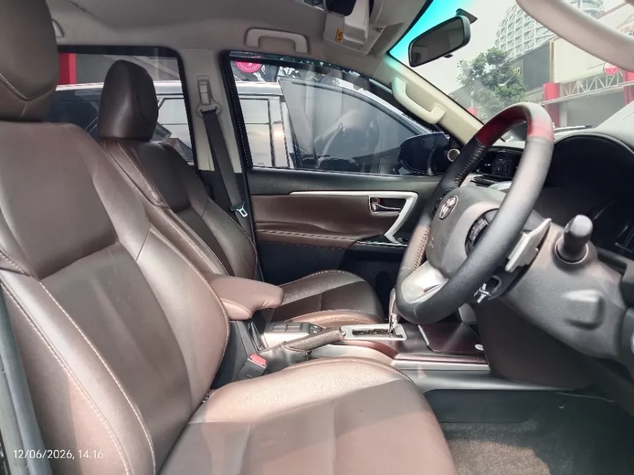 Foto Mobil Bekas Kabin Depan Toyota Fortuner 2.7 4X2 SRZ tahun 2017