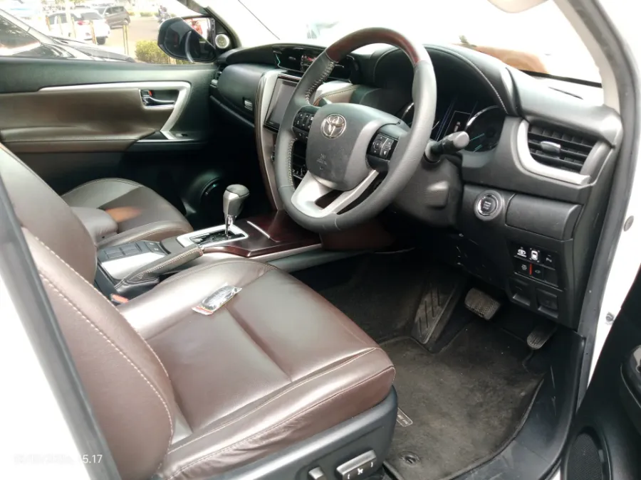 Foto Mobil Bekas Kabin Depan Toyota Fortuner 2.7 4X2 SRZ tahun 2018