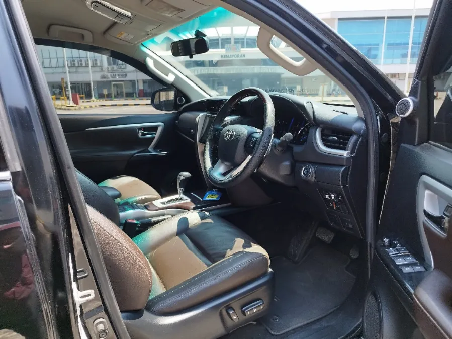 Foto Mobil Bekas Kabin Depan Toyota Fortuner 2.7 4X2 SRZ tahun 2019