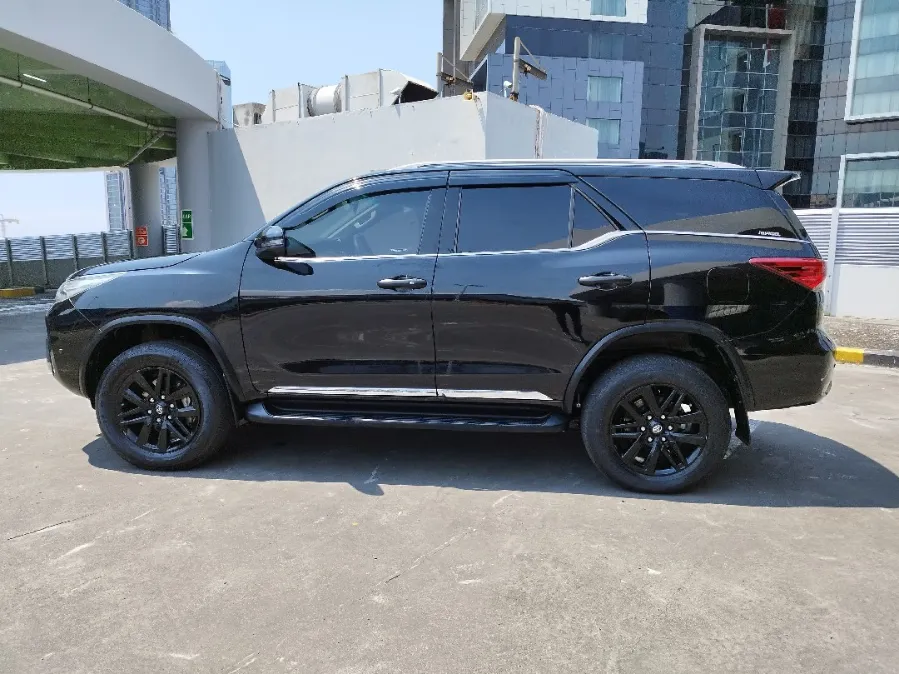 Foto Mobil Bekas Tampak Samping Toyota Fortuner 2.7 4X2 SRZ tahun 2019