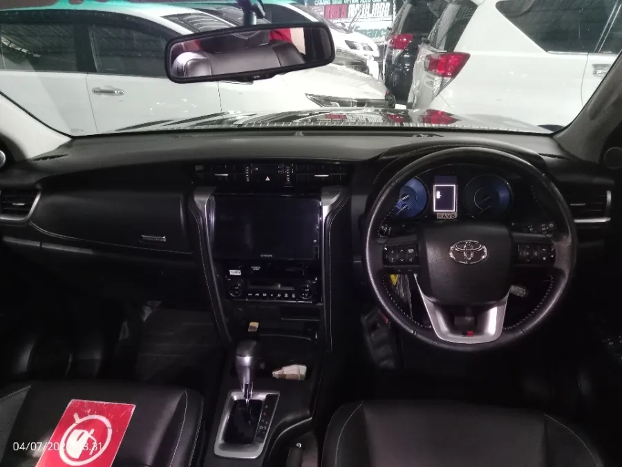 Foto Mobil Bekas Dashboard Toyota Fortuner 2.8 4X2 VRZ tahun 2022
