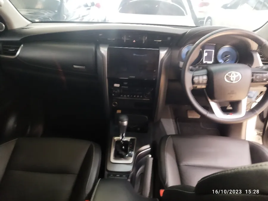 Foto Mobil Bekas Dashboard Toyota Fortuner 2.8 4X2 VRZ tahun 2022