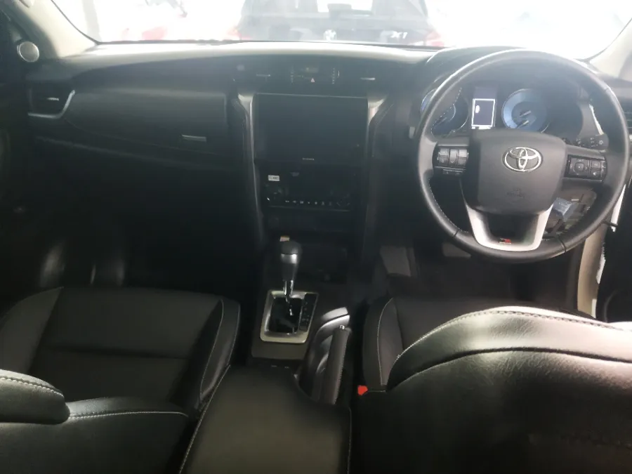 Foto Mobil Bekas Dashboard Toyota Fortuner 2.8 4X2 VRZ tahun 2022