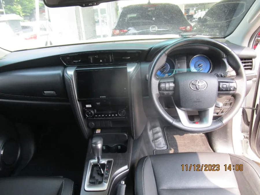 Foto Mobil Bekas Dashboard Toyota Fortuner 2.8 4X2 VRZ tahun 2022