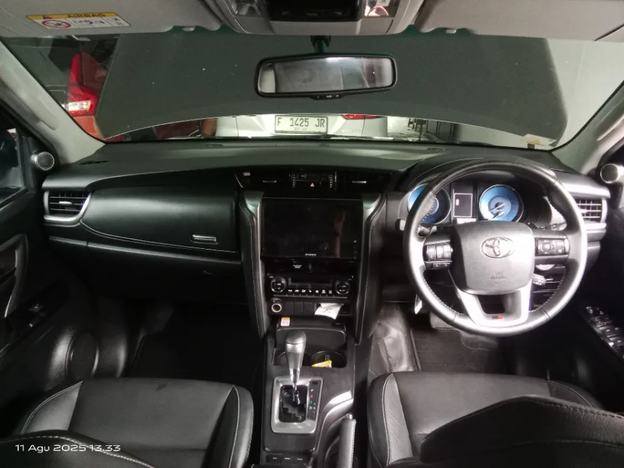Foto Mobil Bekas Dashboard Toyota Fortuner 2.8 4X2 VRZ tahun 2022