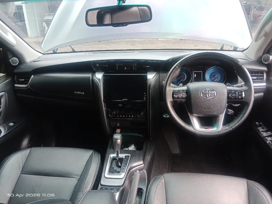 Foto Mobil Bekas Dashboard Toyota Fortuner 2.8 4X2 VRZ tahun 2022