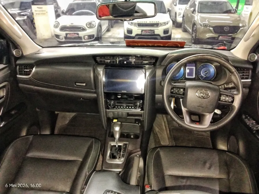 Foto Mobil Bekas Dashboard Toyota Fortuner 2.8 4X2 VRZ tahun 2022