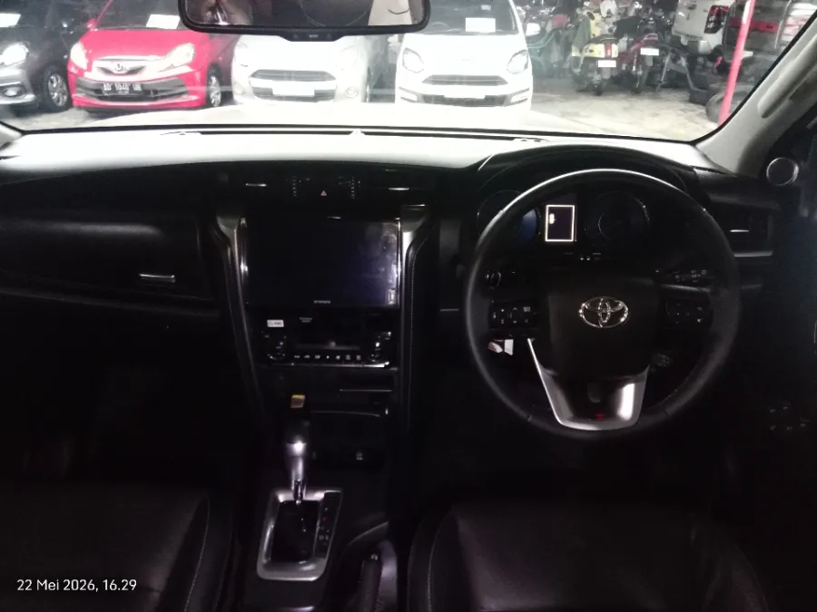 Foto Mobil Bekas Dashboard Toyota Fortuner 2.8 4X2 VRZ tahun 2022
