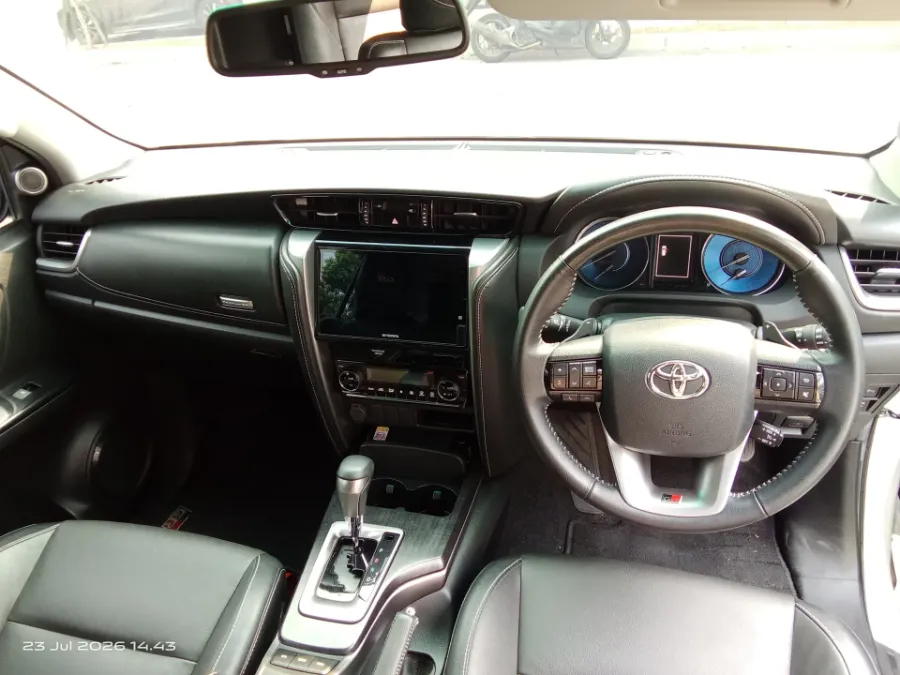 Foto Mobil Bekas Dashboard Toyota Fortuner 2.8 4X2 VRZ tahun 2022