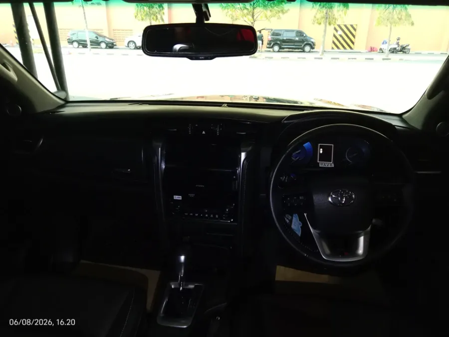 Foto Mobil Bekas Dashboard Toyota Fortuner 2.8 4X2 VRZ tahun 2022