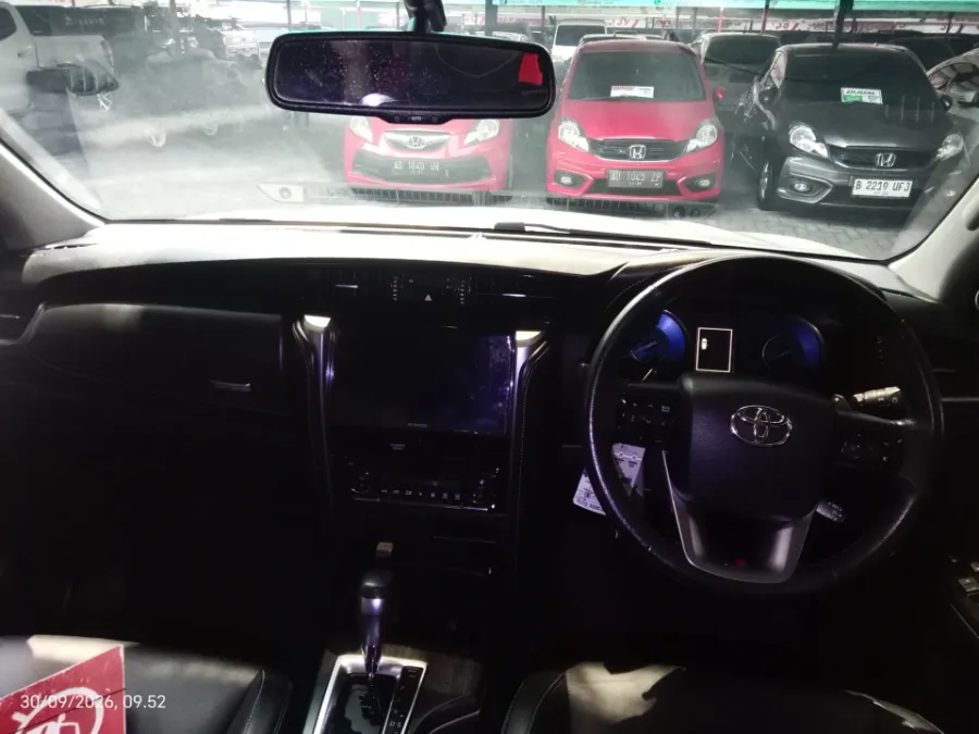 Foto Mobil Bekas Dashboard Toyota Fortuner 2.8 4X2 VRZ tahun 2022