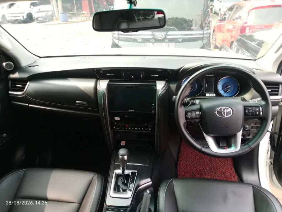 Foto Mobil Bekas Dashboard Toyota Fortuner 2.8 4X2 VRZ tahun 2022