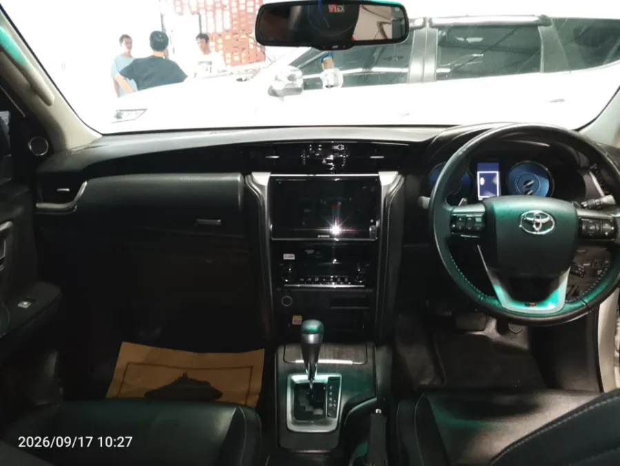 Foto Mobil Bekas Dashboard Toyota Fortuner 2.8 4X2 VRZ tahun 2022