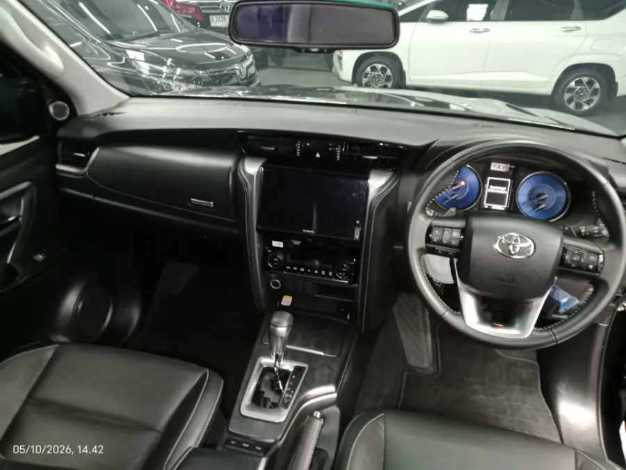 Foto Mobil Bekas Dashboard Toyota Fortuner 2.8 4X2 VRZ tahun 2022