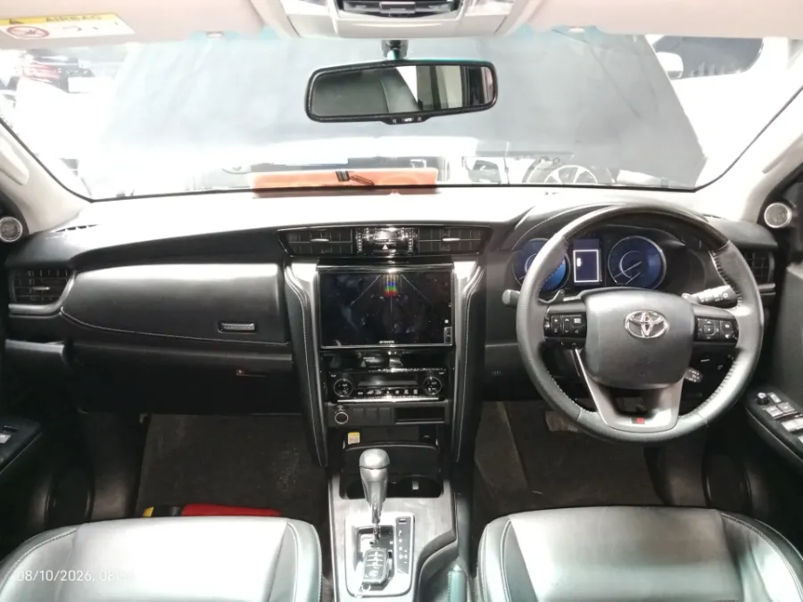 Foto Mobil Bekas Dashboard Toyota Fortuner 2.8 4X2 VRZ tahun 2022