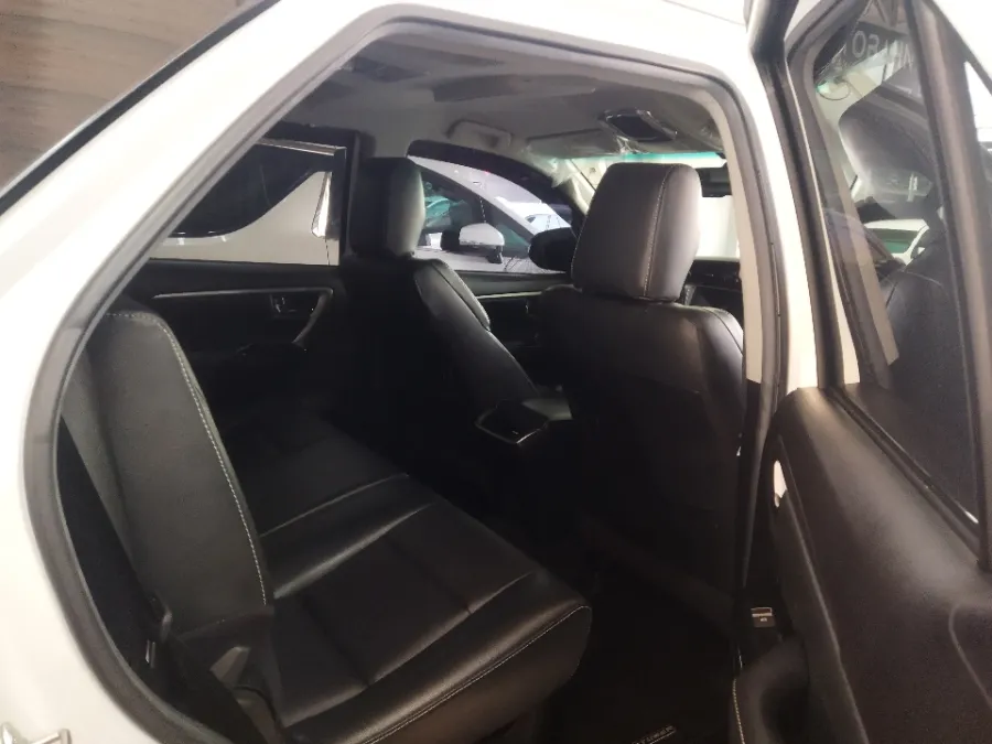 Foto Mobil Bekas Kabin Belakang Toyota Fortuner 2.8 4X2 VRZ tahun 2022