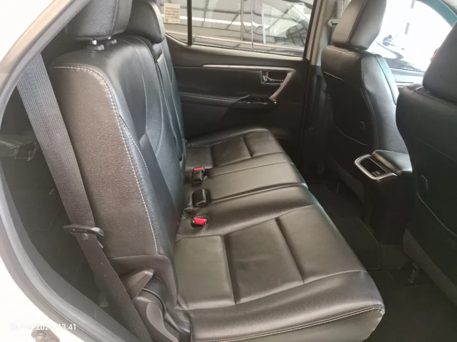 Foto Mobil Bekas Kabin Belakang Toyota Fortuner 2.8 4X2 VRZ tahun 2022