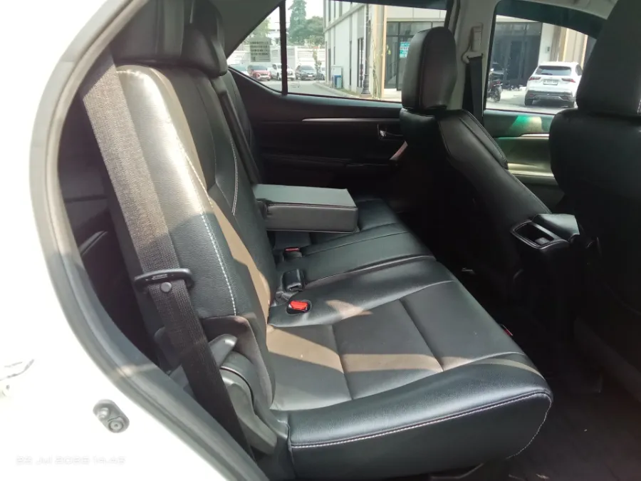 Foto Mobil Bekas Kabin Belakang Toyota Fortuner 2.8 4X2 VRZ tahun 2022