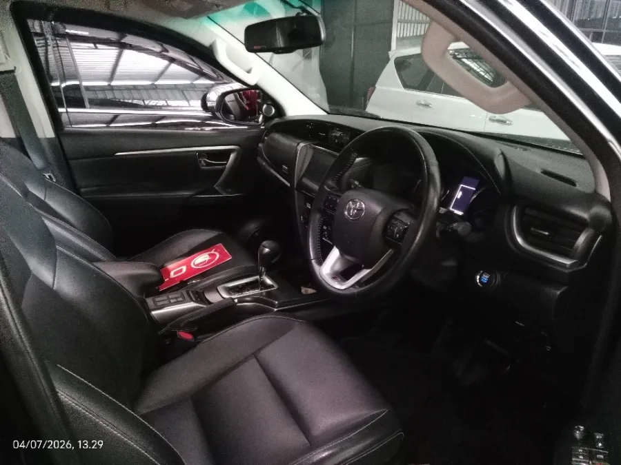 Foto Mobil Bekas Kabin Depan Toyota Fortuner 2.8 4X2 VRZ tahun 2022