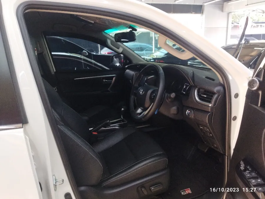 Foto Mobil Bekas Kabin Depan Toyota Fortuner 2.8 4X2 VRZ tahun 2022