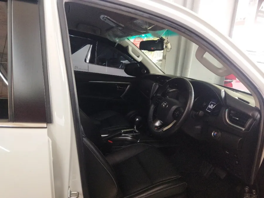 Foto Mobil Bekas Kabin Depan Toyota Fortuner 2.8 4X2 VRZ tahun 2022