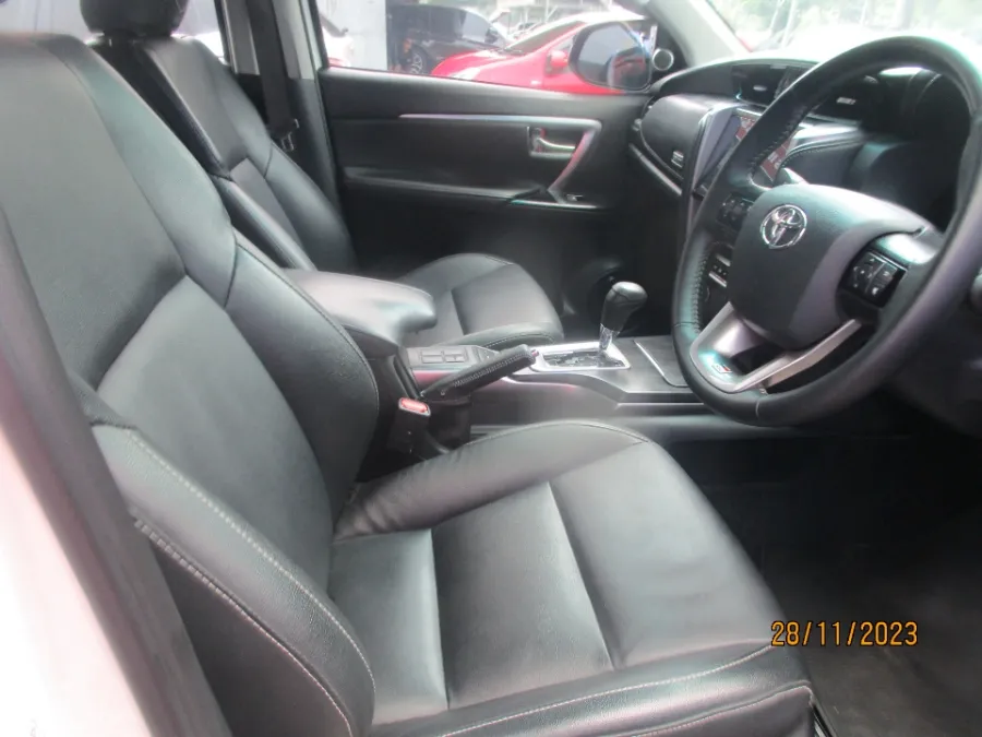 Foto Mobil Bekas Kabin Depan Toyota Fortuner 2.8 4X2 VRZ tahun 2022