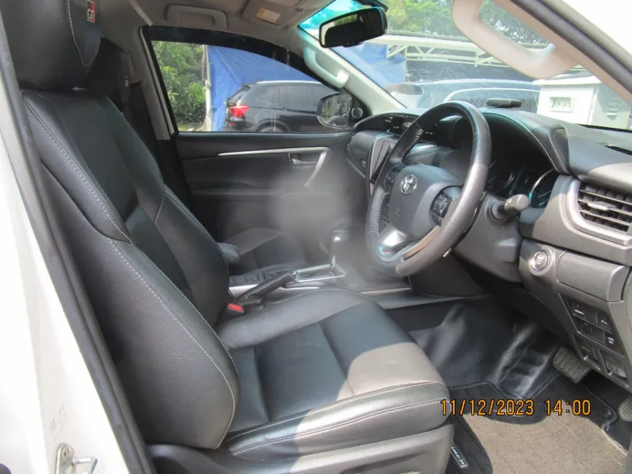 Foto Mobil Bekas Kabin Depan Toyota Fortuner 2.8 4X2 VRZ tahun 2022
