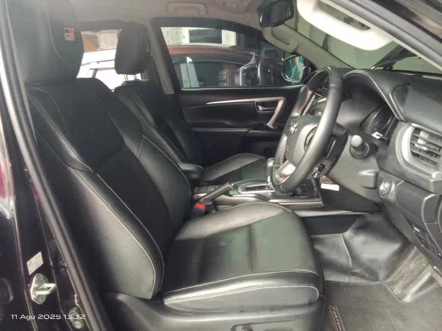 Foto Mobil Bekas Kabin Depan Toyota Fortuner 2.8 4X2 VRZ tahun 2022