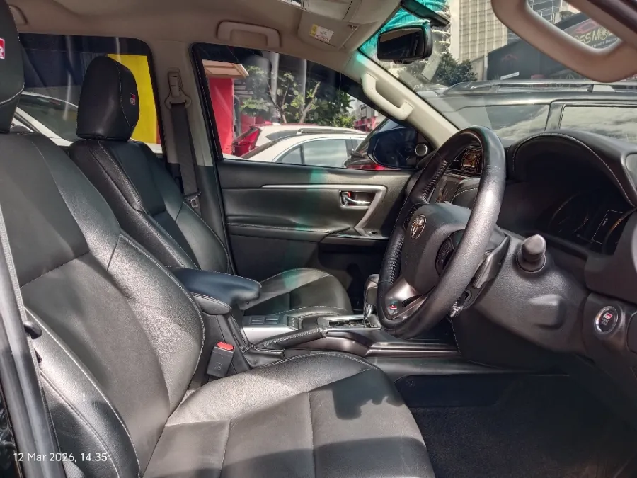 Foto Mobil Bekas Kabin Depan Toyota Fortuner 2.8 4X2 VRZ tahun 2022