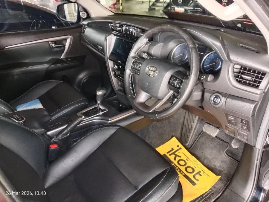 Foto Mobil Bekas Kabin Depan Toyota Fortuner 2.8 4X2 VRZ tahun 2022