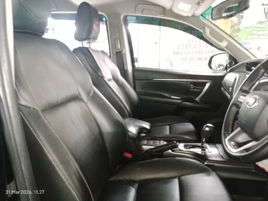 Foto Mobil Bekas Kabin Depan Toyota Fortuner 2.8 4X2 VRZ tahun 2022
