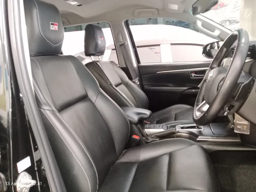 Foto Mobil Bekas Kabin Depan Toyota Fortuner 2.8 4X2 VRZ tahun 2022