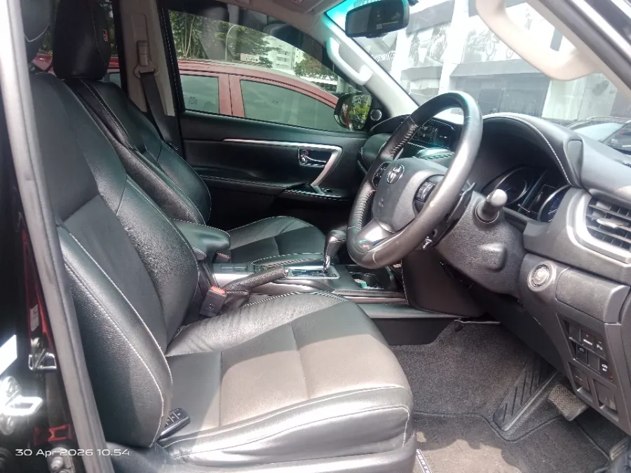 Foto Mobil Bekas Kabin Depan Toyota Fortuner 2.8 4X2 VRZ tahun 2022