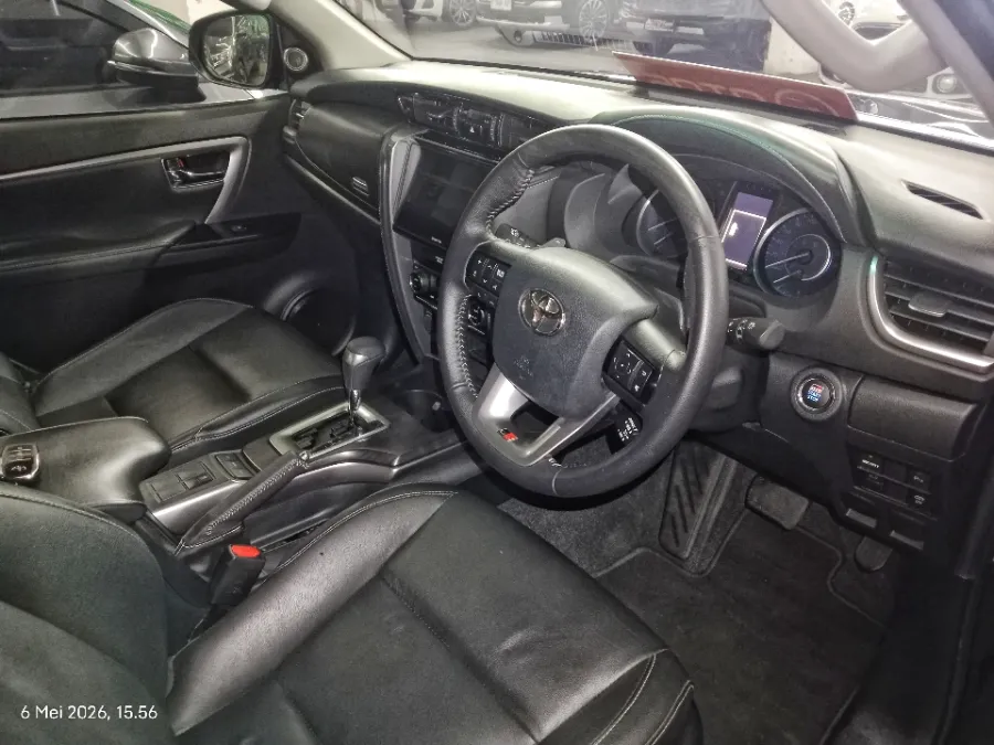 Foto Mobil Bekas Kabin Depan Toyota Fortuner 2.8 4X2 VRZ tahun 2022