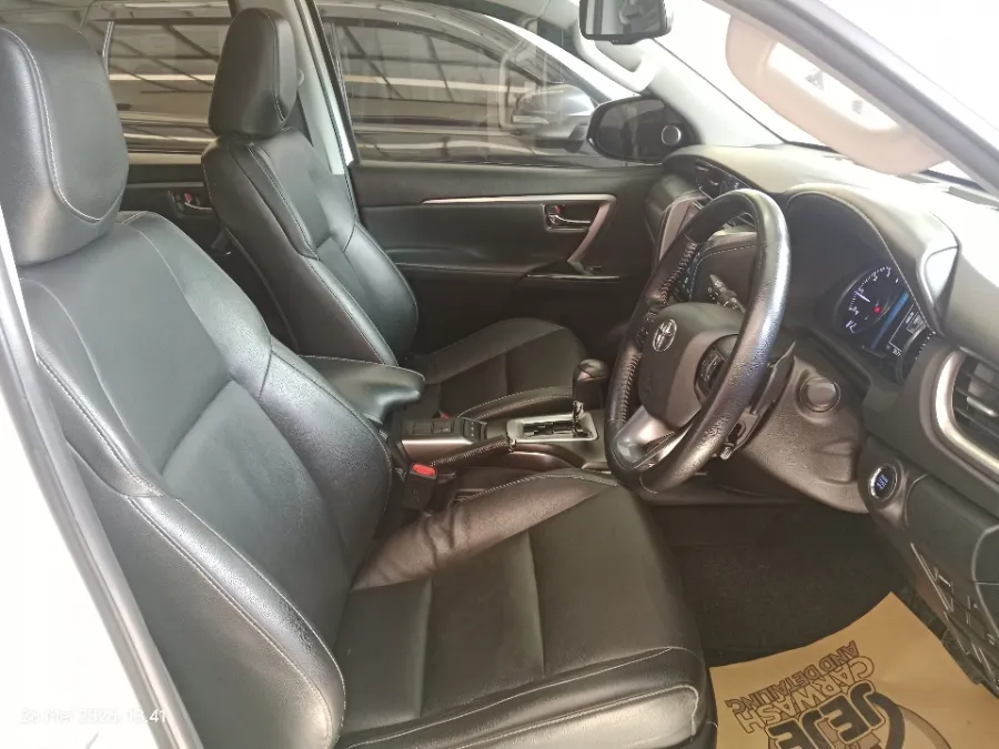 Foto Mobil Bekas Kabin Depan Toyota Fortuner 2.8 4X2 VRZ tahun 2022