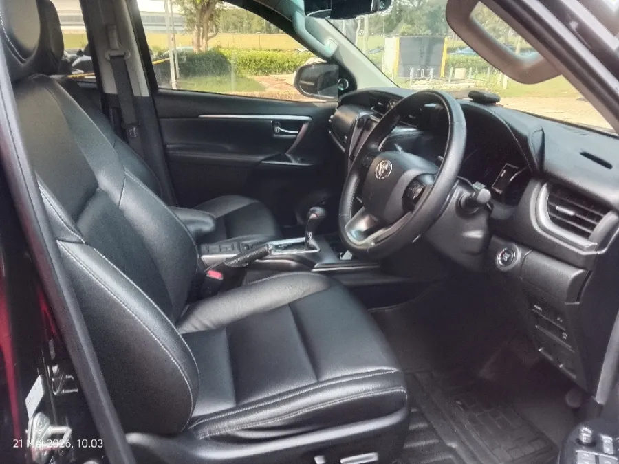 Foto Mobil Bekas Kabin Depan Toyota Fortuner 2.8 4X2 VRZ tahun 2022