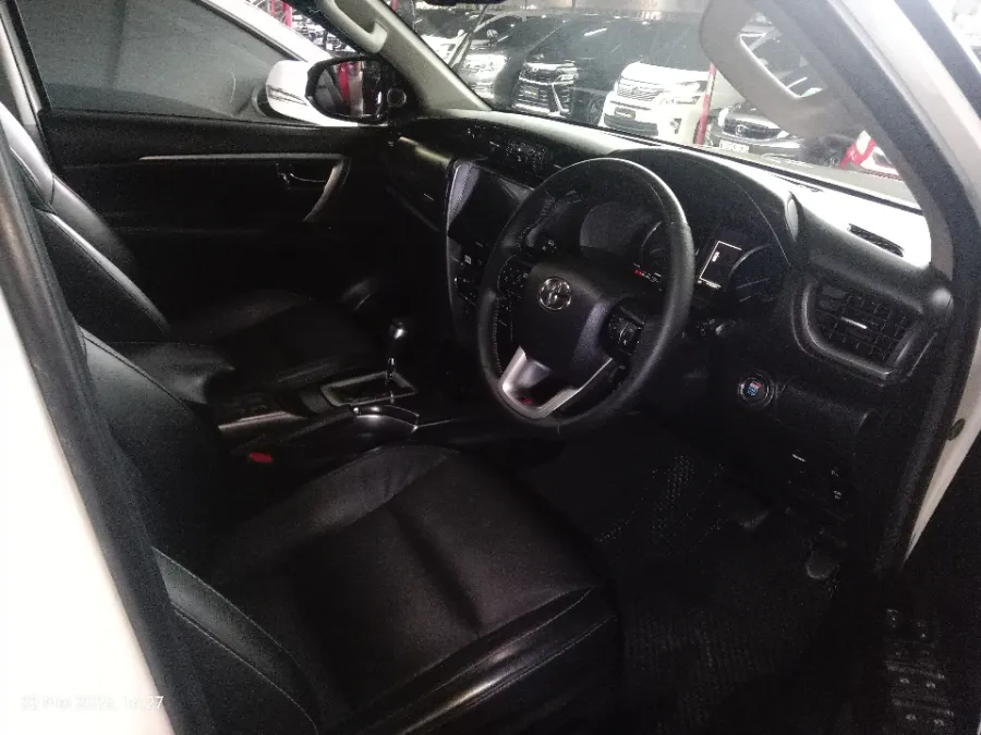 Foto Mobil Bekas Kabin Depan Toyota Fortuner 2.8 4X2 VRZ tahun 2022