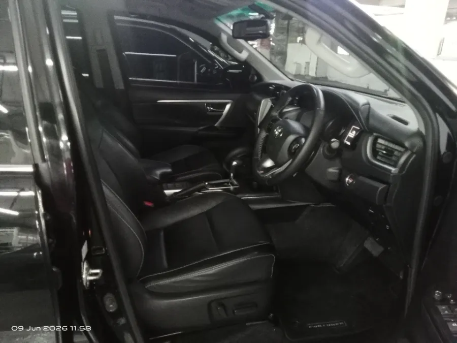 Foto Mobil Bekas Kabin Depan Toyota Fortuner 2.8 4X2 VRZ tahun 2022