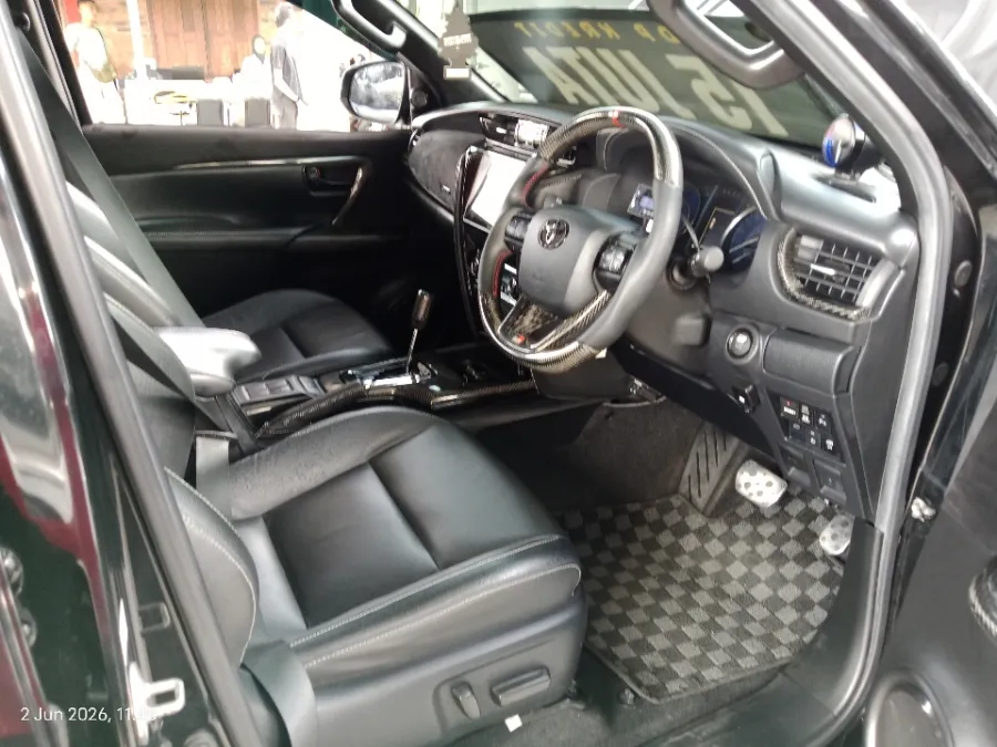 Foto Mobil Bekas Kabin Depan Toyota Fortuner 2.8 4X2 VRZ tahun 2022