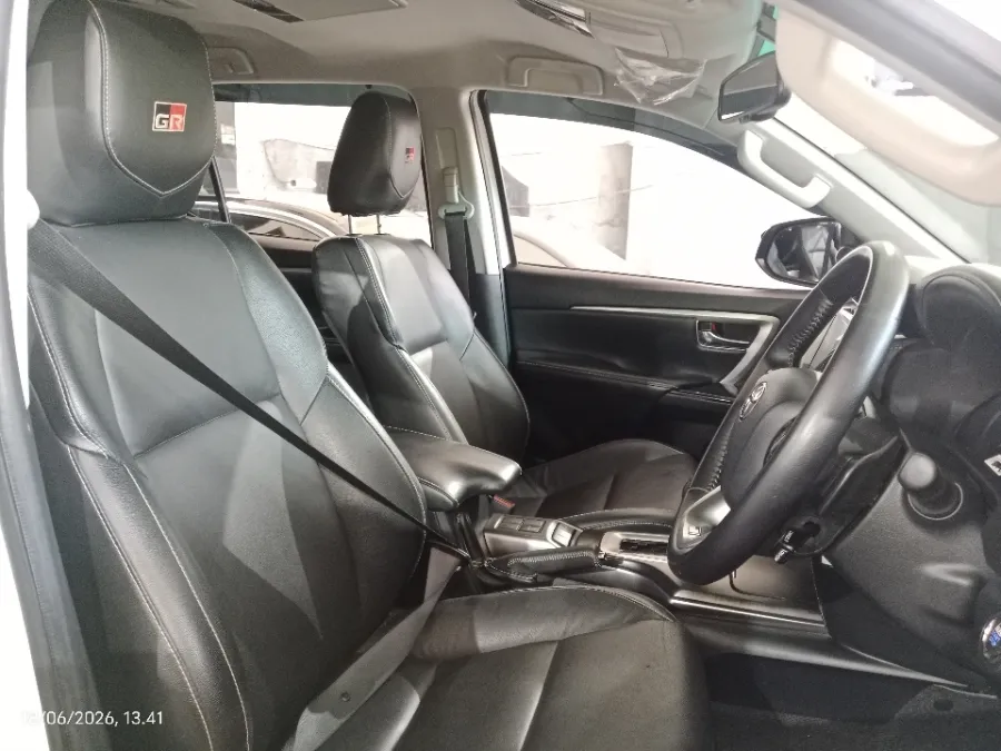 Foto Mobil Bekas Kabin Depan Toyota Fortuner 2.8 4X2 VRZ tahun 2022