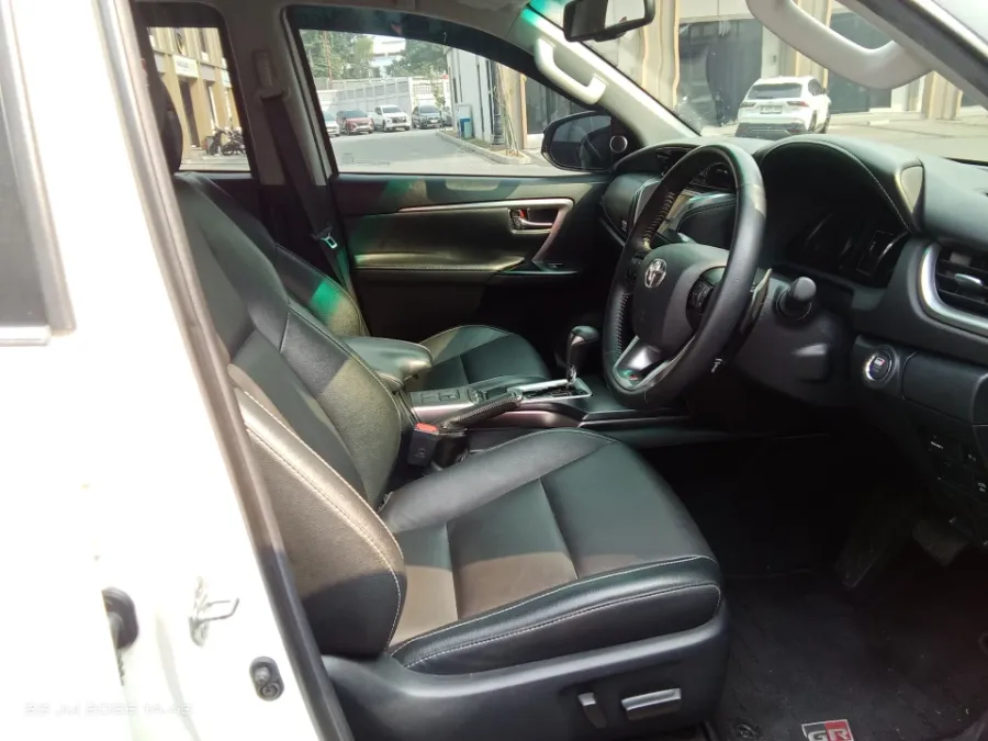 Foto Mobil Bekas Kabin Depan Toyota Fortuner 2.8 4X2 VRZ tahun 2022